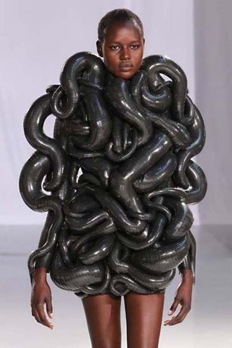 uy Neo Punk, Ugly Dresses, Crazy Dresses, Snake Dress, Ugly Outfits, Bad Fashion, Plastic Dress, Iris Van Herpen, Fashion Fail