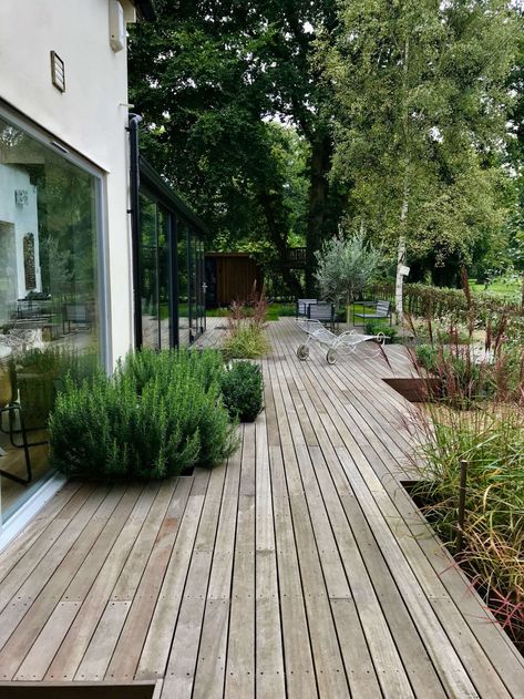 Lakeside a Nordic style garden - Hendy Curzon Gardens Nordic Garden, Lakeside Garden, Moderne Have, Scandinavian Garden, Wooden Deck, Aesthetic Garden, Garden Aesthetic, Have Inspiration, Garden Living