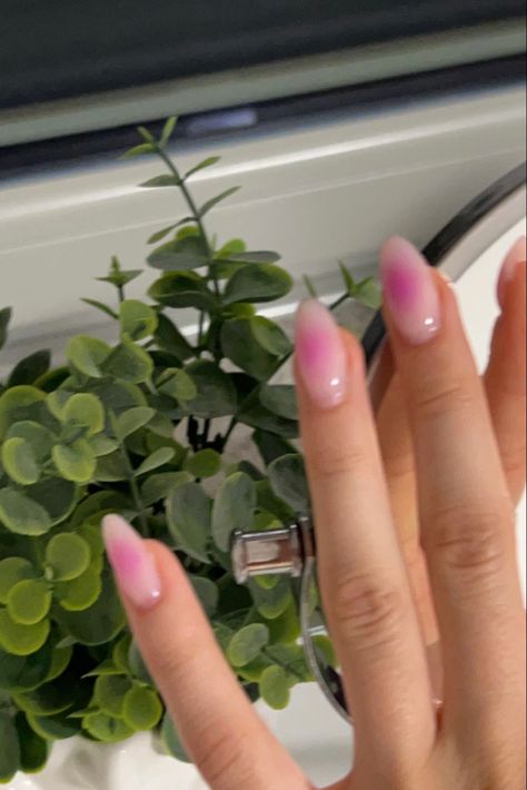 aura nails design Solar Ombre Nails, Ombre Circle Nails, Aura Nails Light Pink, Ombré Aura Nails, Circle Ombre Nails, Simple Ombré Nails, Aura Nails At Home, Easy Aura Nails, Nail Ideas Ombre Color Combos