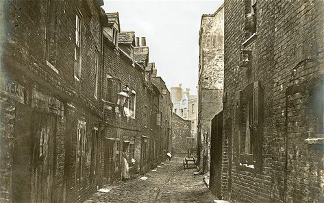 Joe Flanagan on Twitter: "Old Nichol st 1890's. Situated between Shoreditch & Bethnal Green rd, one of the worst slums in London, #London. https://t.co/qFltMr0NtB" / Twitter Edwardian London, London Images, Historical London, Penguin Books Covers, Victoria Reign, Victorian London, London History, London Pictures, Bethnal Green