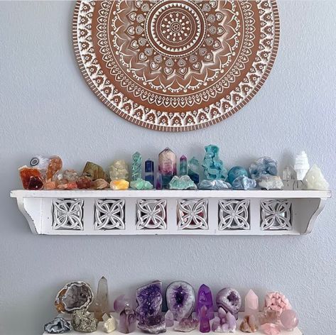 MysticalJewels | Meta Store on Instagram: “This setup is true goals 😩✨Tag someone who can relate 💖 . . 📸: @lostwithoutcolor . . ➡FOLLOW US @mysticaljewelshop🔮 ✨ Join our mailing…” Crystal Room Decor, Meditation Room Decor, Crystal Room, Zen Room, Crystal Shelves, Crystal Aesthetic, Meditation Space, Meditation Room, Crystal Decor