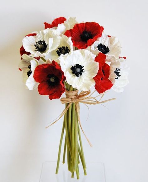 16 Stunning Summer Wedding Flowers---red and white poppy  wedding bouquets with twine for country weddings or garden weddings Pretty Wedding Bouquet, Bouquet Champetre, Bridesmaid Bouquet White, Poppy Bouquet, Spring Wedding Bouquets, Sunflower Wedding Bouquet, Bouquet Delivery, Red Bouquet Wedding, Summer Wedding Bouquets