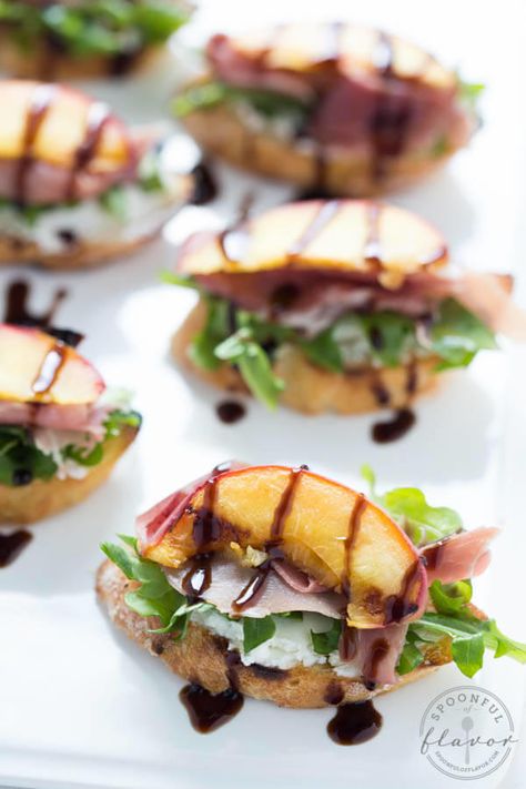 15 Crostini Recipes that are Appetizer Perfection Peach Crostini, Prosciutto And Goat Cheese, Arugula Prosciutto, Goat Cheese Crostini, Crostini Appetizers, Sea Foods, Awesome Appetizers, Crostini Recipes, Wine Party