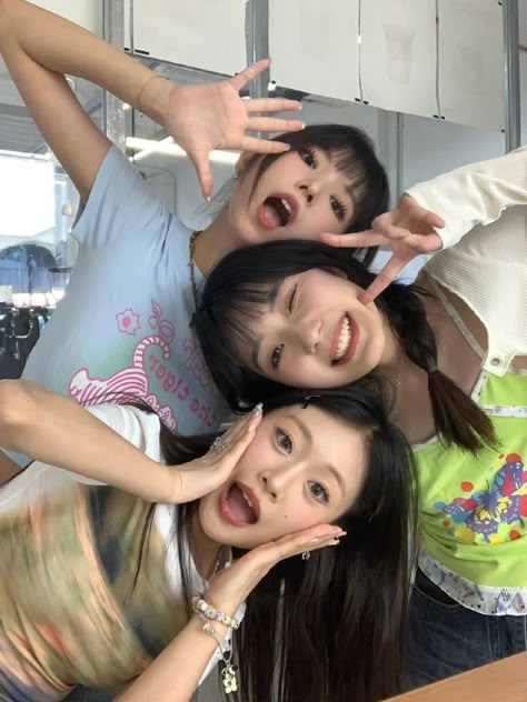 #korean #girls #life #kpop #group #girlgroup #kpopgroup #cute #besties   cred to og ownerr!! 4 Ppl Poses, Pose Reference Photo Friends, Friends Pose Reference, Trio Photos, Trio Pictures, Trio Poses, Cute Friend Poses, Foto Best Friend, Group Picture Poses