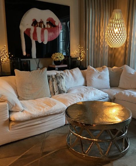 Kylie Jenner Room, Kylie Jenner Home, Condo Goals, Kylie Bedroom, Kylie Jenner House, Kardashian Home, Jenner House, Living Tv, Celebrity Homes