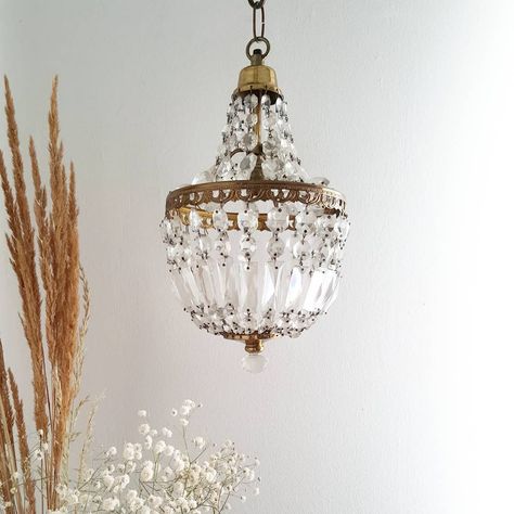 ☆ selection.by.m on Instagram: “⭐Ancien lustre montgolfière, laiton et verre⭐  #lustre #lustreancien #lustremontgolfiere #pampilles #antique #laiton #cristal…” Balloon Chandelier, Old Chandelier, Brass Chandelier, Shabby Chic, Balloons, New Homes, Ceiling Lights, Brass, Lighting