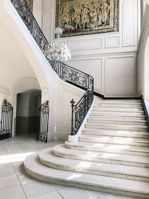 Neoclassic Stairs Interior Design, Hidden Skirting, Pretty Staircases, Classic Stairs Design, Old Money House, Neoclassical House, Twisted Games, Architecture Classic, Interior Staircase