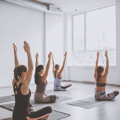 Group Yoga Aesthetic, Yoga Class Photoshoot, Yoga Class Photography, Yoga Studio Photoshoot, Yoga Class Aesthetic, Yoga Teacher Aesthetic, Hot Yoga Benefits, Yoga Photoshoot Ideas, Yoga Foto's