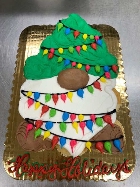 Christmas Tree Cupcake Cake, Pull Apart Christmas Tree, Christmas Party Cupcakes, Cupcake Pull Apart, Christmas Cupcake Cake, Christmas Tree Desserts, Tree Cupcakes, Delish Cakes, Christmas Themed Cake