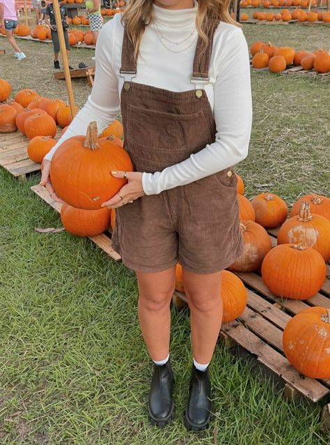 Instagram Pic Ideas, Pumpkins Carving, Fall Fashion Women, 2022 Fall Fashion, Aesthetic Leaves, Punchy Outfits, Pumpkin Patch Photoshoot, Overalls Outfits, Overalls Black