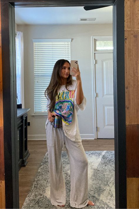 Sweats And Tee Outfit, Comfy Breakfast Outfit, Nirvana Tshirt Outfit, Nirvana T Shirt Outfit, Lounge Wear Outfit Ideas, Nirvana Shirt Outfit, Distressed T Shirt Dress, Lazy Clothes, Nirvana T Shirt