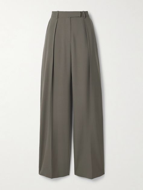 There's just something so chic and cool about a pair of relaxed, tailored pants. SALON 1884's 'Odile' version has been locally made in New York City's Garment District from wool and is pressed with pleats that traced from the high-rise waist through the wide-legs. The 'Cinder' color is endlessly versatile.<br><br>This product was Locally Made. Find out more about NET SUSTAIN <a href="https://www.net-a-porter.com/en-gb/campaigns/net-sustain"&g… High Waist Pleated Pants, Trouser Aesthetic, Net Sustain, Capsule Wardrobe Essentials, Tailored Clothes, High Waist Wide Leg Pants, Guys Clothing Styles, Model Outfits, Pleated Pants