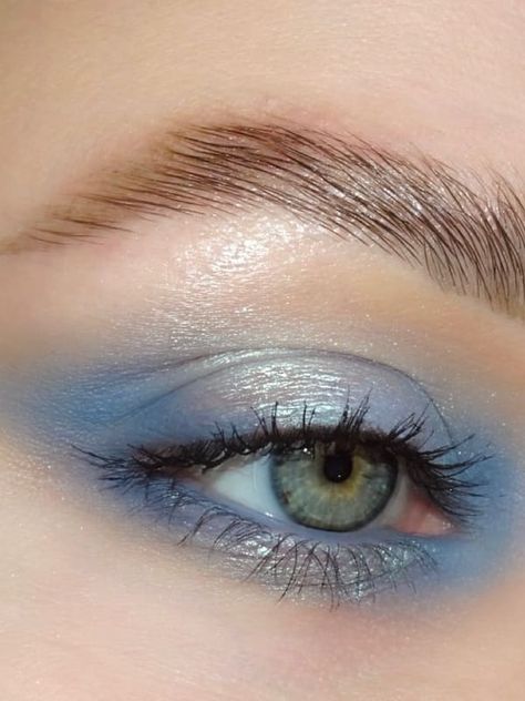 light blue eyeshadow look Hot Makeup Looks Blue Eyes, Blue Christmas Makeup, Abba Makeup, Steven Universe Makeup, 1960 Makeup, 4th Of July Makeup Looks, Blue Eyeshadow Aesthetic, July Makeup, 4th Of July Makeup