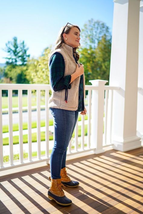 Bean Boots Outfit, Fleece Vest Outfit, Cute Fall Fashion, Black Watch Plaid, Ll Bean Boots, Preppy Wardrobe, Outfit Preppy, Navy Boots, Navy Bean