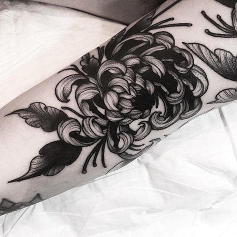 Chrysanthemum  Tattoo - 45 Beautiful Chrysanthemum Tattoo Ideas  <3 <3 Mama Tattoos, Japanese Flower Tattoo, Chrysanthemum Tattoo, Blackout Tattoo, Mommy Tattoos, Black Japanese, Japanese Flower, Geniale Tattoos, Tattoo Bracelet