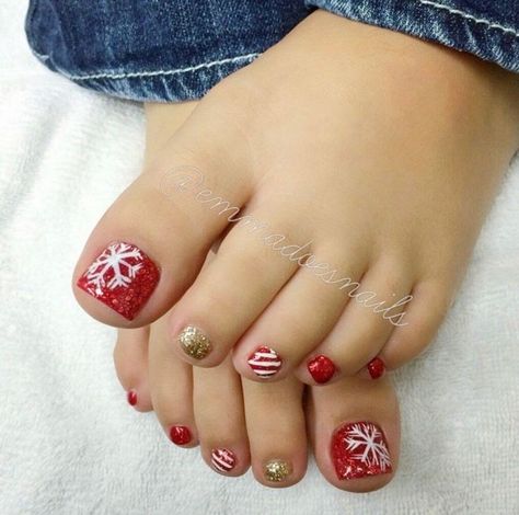 Red Christmas Toes Nails Designs, Holiday Toe Nails Christmas Red, Toes For Christmas, Toe Nails Ideas Christmas, Pedicure Designs Toenails Christmas, Christmas Toes Designs, Toe Nail Christmas Designs, Pedicure Christmas Ideas, Christmas Toes Pedicure Ideas Winter