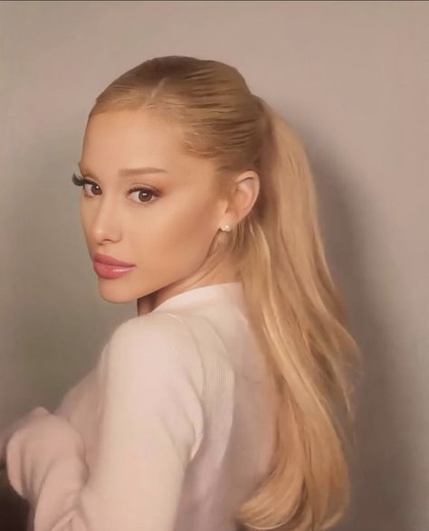 Ariana Grande Blonde Hair, R E M Beauty, Ariana Grande Cute, Ariana Grande Style, Ariana Grande Photoshoot, Ariana Grande Photos, Ariana Grande Pictures, Thank U Next, Ariana G