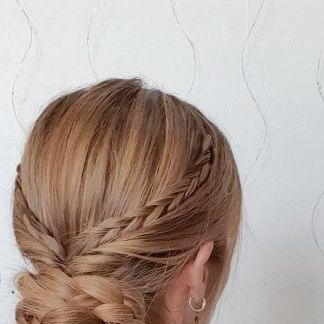 Poppy ✨️♏️ on Instagram: "EASY UPDO 🍁🍂 FALL INSPIRED 👇 1. Do 2 mini braids on each sides 2. Tie the braids together at the back 3. Tie 2 mini strands from each sides at the back 4. Flip it up through the gap to get a twisted look 5. Gather all hair into a low ponytail 6. On the last loop create a bun 7. Divide lengths into 2 and braid each sections 8. Wrap the braids around the bun 9. Fix braids together under the bun with a rubber band 10. Voilà 🍂✨️ [ This tutorial is an old video of mine, Small Braids Updo, Low Bun Hairstyles With Braids, Low Bun Braid, Plaited Bun, Easy Side Braid, Side Plait, Mini Braids, Side Braid With Bun, Easy Updo