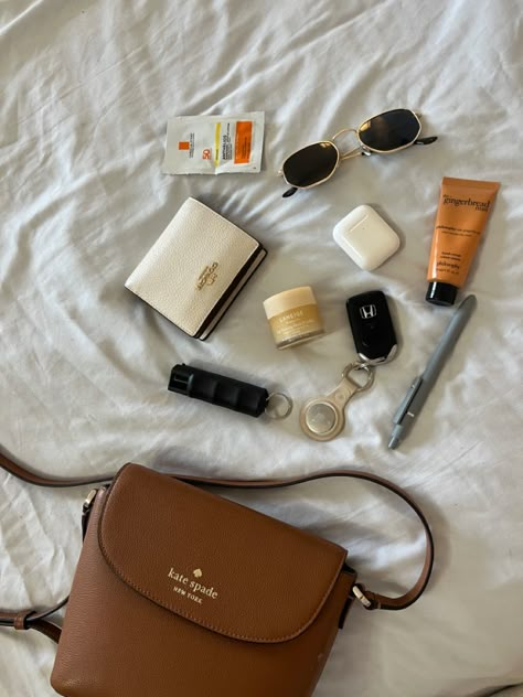 lip mask, mace, car keys + airtag, pen, emergency sunscreen, airpods, wallet, and sunnies What's In My Car, Car Key Wallet, Airtag Aesthetic, Keychain Aesthetic Car Keys, Car Key Aesthetic, Whats In My Car, Aesthetic Car Keys, Interior Car Design, Car Interior Aesthetic