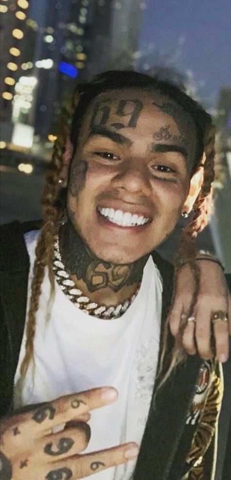 Rappers With Face Tattoos | Cool & Aesthetic Tattoo Ideas For Men Small Face Tattoo Ideas, Face Tattoo Ideas For Men, 6ix9ine Wallpaper, Small Face Tattoo, Tattoo Designs Cute, Face Tattoo Ideas, Tattoo Aesthetics, Hop Tattoo, Small Face Tattoos