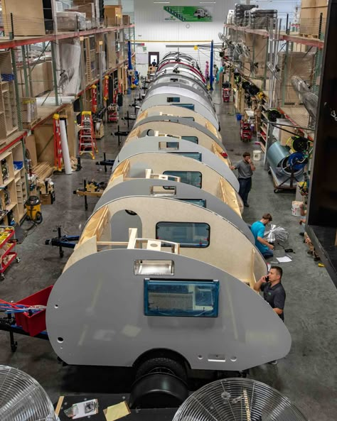 Teardrop Trailer Camping, Building A Teardrop Trailer, Teardrop Camper Plans, Mini Caravan, Sugarcreek Ohio, Small Camper Trailers, Teardrop Caravan, Campervan Bed, Teardrop Camping