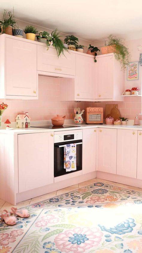 Soft Pink Kitchen, Kitchen With Gold Hardware, Pink Kitchen Ideas, Gold Kitchen Hardware, Pink Kitchens, Pink Interiors, Pink Cabinets, Autumn Kitchen, Patterned Tile Backsplash