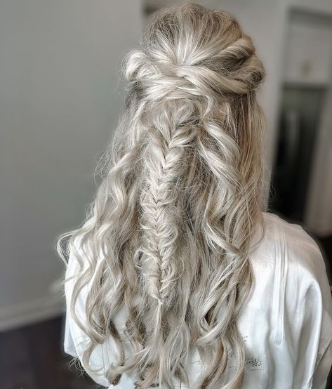 Bridal Hair With Fishtail Braid, Fishtail Braid Wedding, Hairstyles Theme, Tail Hairstyle, Half Up Wedding Hair, Boho Bridal Hair, Wedding Hairstyles Half Up Half Down, Half Updo, Wedding Hair Down