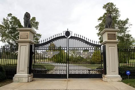 House Gate Entrance, Mansion Gate, Gate Entrance, Estate Gates, Fence Gate Design, Modern Gate, Front Gate Design, Entrance Gates Design, Iron Gate Design