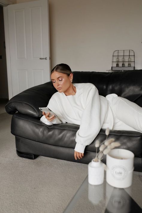 Loungewear Aesthetic Photoshoot, Lounge Wear Photoshoot Ideas, Loungewear Photoshoot Ideas, Loungewear Editorial, Lounge Wear Photoshoot, Chic Loungewear Outfits, Couch Poses, Loungewear Photoshoot, Basic Loungewear