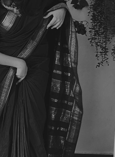 Saari Pic Pose, Black Sari Pose, Black And White Saree Photography, Black And White Saree Aesthetic, Sari Aesthetic Pictures, Black Saree Photoshoot Poses, Self Potraits Idea Aesthetic, Saree Hide Face Poses, Gurls Pictures Ideas