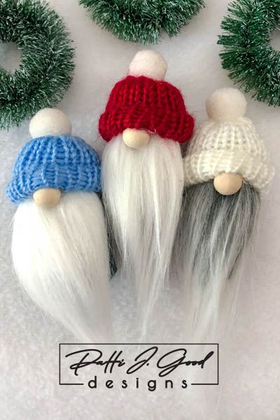 Easy To Make Christmas Ornaments, Macrame Gnome, Gnomes Tutorial, Mini Gnomes, Knitted Flower Pattern, Gnome Crafts, Christmas Wooden Signs, Easy Diy Christmas Gifts, Wooden Christmas Crafts