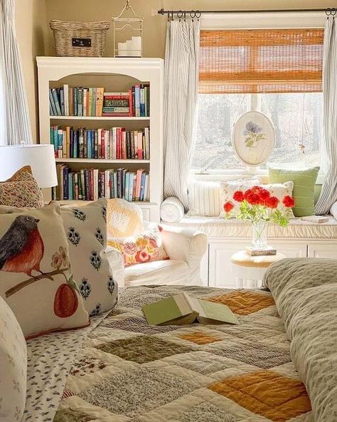 Flea Market Bedroom, Bright Cottage Bedroom, Colorful Country Bedroom, Cute Farmhouse Interior, Country Home Curtains, Cozy Guest Room Decor, 90s Cozy Home, Clean Cottage Style, Small Bedroom Cottagecore