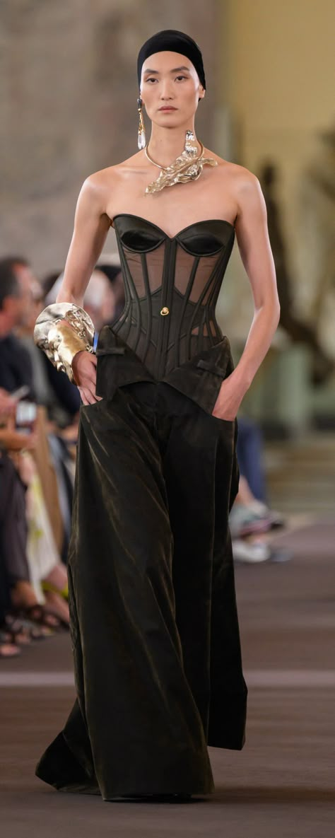 Schiaparelli Dress, 2023 Couture, Runway Fashion Couture, Irina Shabayeva, Couture Mode, Fall 2023, Mode Inspiration, Sabrina Carpenter, 2023 2024