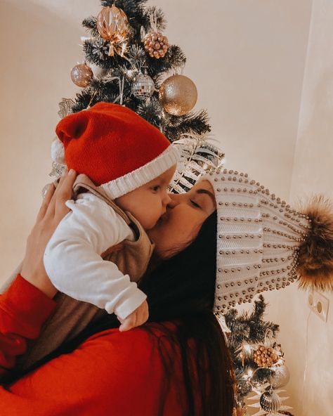 Baby 6month Photo Ideas, Twin First Christmas Pictures, Family Christmas Pictures By The Tree, At Home Christmas Photoshoot Newborn, One Month Christmas Pictures, Mommy And Baby Christmas Pictures, Mom And Baby Christmas Photoshoot, Baby Christmas Photoshoot, Baby Christmas Photography