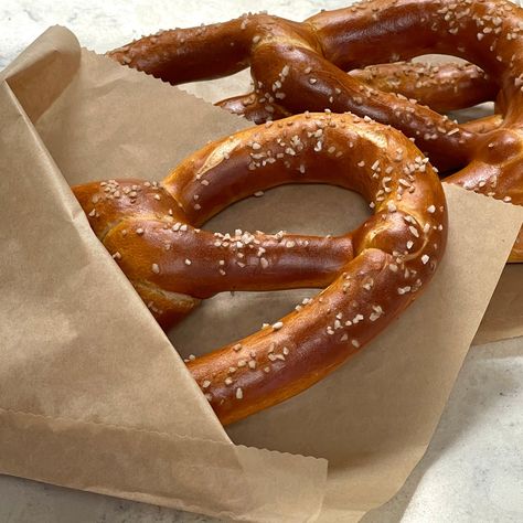 Pretzel empire Pretzel Shop, Pretzel Bread, Baked Pretzels, Soft Pretzels, Made From Scratch, Pretzels, I Love Food, Cute Food, Best Foods