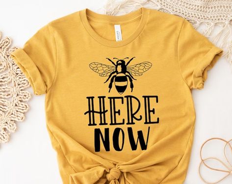 ChrysCoCreations - Etsy Bee Diy, Bee Crown, Bee Pictures, Diy Shirts, Women's Outfits By Occasions, Short Sleeve Pattern, Cheap Shirts, Queen Bee, Queen Bees