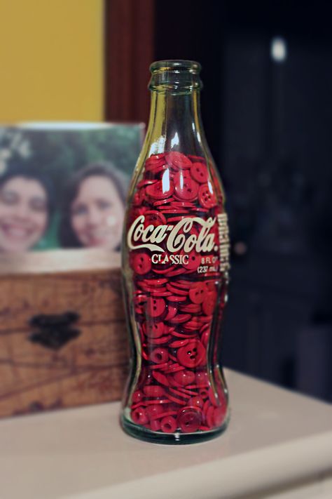 ButtonArtMuseum.com -  ♥...put red buttons in a vintage coke bottle for easy décor...cool idea! Coke Bottle Crafts, Coca Cola Party, Coca Cola Kitchen, Coke Collectibles, Coca Cola Decor, Always Coca Cola, Coca Cola Bottles, Vintage Coke, Easy Decor