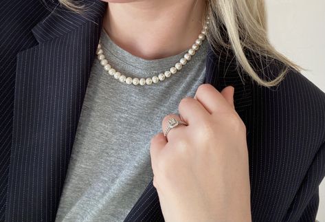 How To Wear Pearls Casual Outfit, How To Style A Pearl Necklace, Pearl Necklace Casual Outfit, Wear Pearls Casual, Wearing Pearls Casual, Pearls With Casual Outfit, Casual Pearl Necklace Outfit, How To Wear Pearls Casual, Pearls Outfit Casual