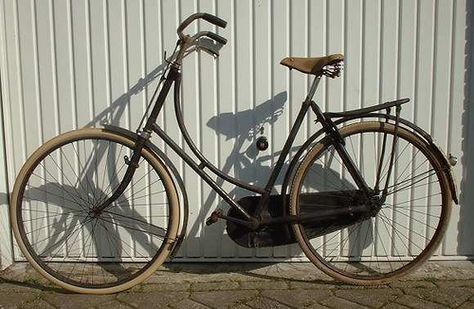 https://flic.kr/p/4sGcqz | Mijn simplex fiets / my 1930s simplex bike | This is my 1930's bicycle, bought for 35 euro's. I use it as often as I can. You can see me in some of my other photos cycling at events in my 1940s clothing. The front tire can be replaced by a wooden one, ww2 style. 1940s Clothing, Surf Rods, Parlor Games, Antique Bicycles, 1940s Outfits, Bike Aesthetic, Vintage Cycles, How To Influence People, Old Bikes