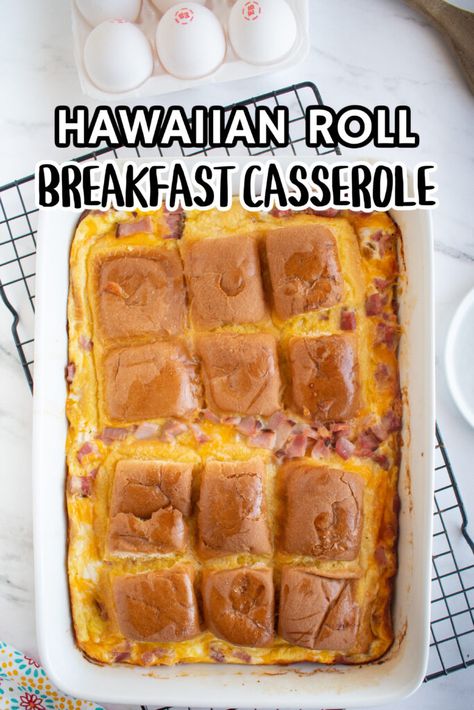 Hawaiian Roll Breakfast Casserole, Fall Brunch Ideas, Hawaiian Roll Breakfast, Hawaiian Breakfast, Brunch Sandwich, Autumn Breakfast, Christmas Breakfast Casserole, Hawaiian Roll, Breakfast Slider