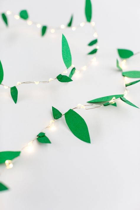 Garland Paper Diy, Paper Vines Diy Leaf Garland, Green Diy Decor, Diy Paper Leaf, Paper Leaf Garland, Festive Buffet, Diy Garland Paper, Diy Leaf Garland, Origami Garland