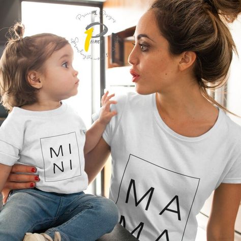 Vinyle Cricut, Mommy Daughter Outfits, Toddler Humor, Mommy And Me Shirt, Matching Mom, Daughters Shirt, Mommy Daughter, Mom Tips, Birthday Party Shirt