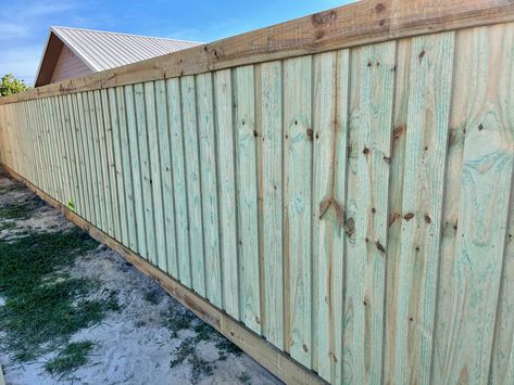 Board On Board Fence, Staining Wood Fence, Garden Wonderland, Wood Fence Design, Fence Wood, Backyard Dreams, Post Caps, Hampton Style, Pallet Fence