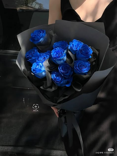 Black And Blue Roses Bouquet, Blue Roses Bouquet Aesthetic, Blue Roses Aesthetic, Blue Rose Aesthetic, Black And Blue Flowers, Blue Roses Bouquet, Flowers Bouquet Aesthetic, Blue Flower Bouquet, Roses Bouquet Gift