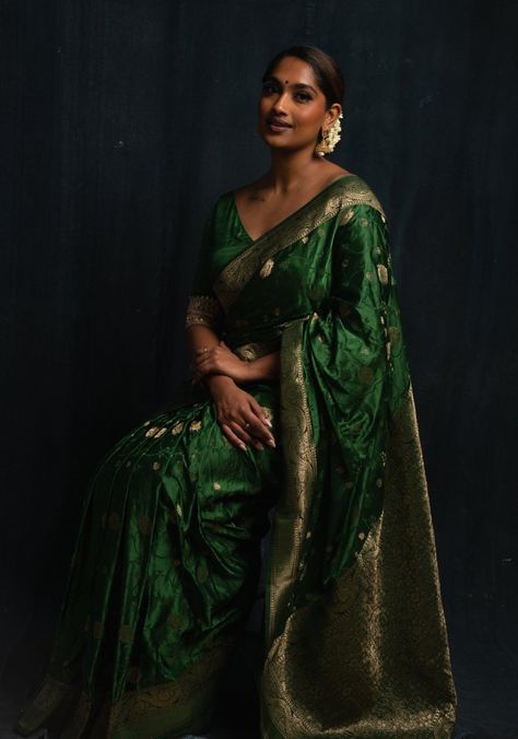 Emerald Saree, Banarasi Saree Look For Wedding, Dark Green Saree, Gold Silk Saree, Banarasi Blouse, Indian Wedding Gowns, Kanjivaram Sarees Silk, Indian Sari Dress, Wedding Saree Collection