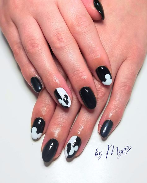 🖤 Black, white, and a touch of Disney 🤍 I made them especially for @hereisilona who went on a trip to Walt Disney World in America! How cool is that 🤩 Did you see my other Mickey Mouse post? Which one do you prefer, this black and white version or the colored Press on Nails? 🐭 Let me know in the comments! Order the set you like, and I'll feature your favorite mouse, Mickey, on your next Press on Nails set 💅 Liefs! Customer hands @hereisilona✨ #disney #america #trip #mickeymouse Black And White Mickey Nails, Black Mickey Nails, Nails Mickey Mouse, Disney America, Emo Disney, Disneyland Nails, Mickey Mouse Nails, America Trip, Mickey Nails