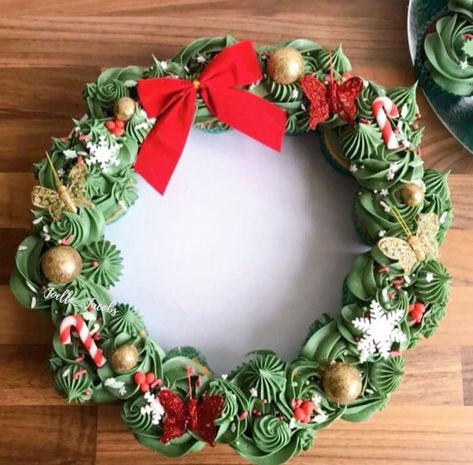 Wreath Cupcakes, Christmas Cupcake Cake, Cupcake Wreath, Fruit Cake Design, Cupcakes Christmas, Wreath Cake, Christmas Themed Cake, Wreath Cookies, Christmas Cake Designs