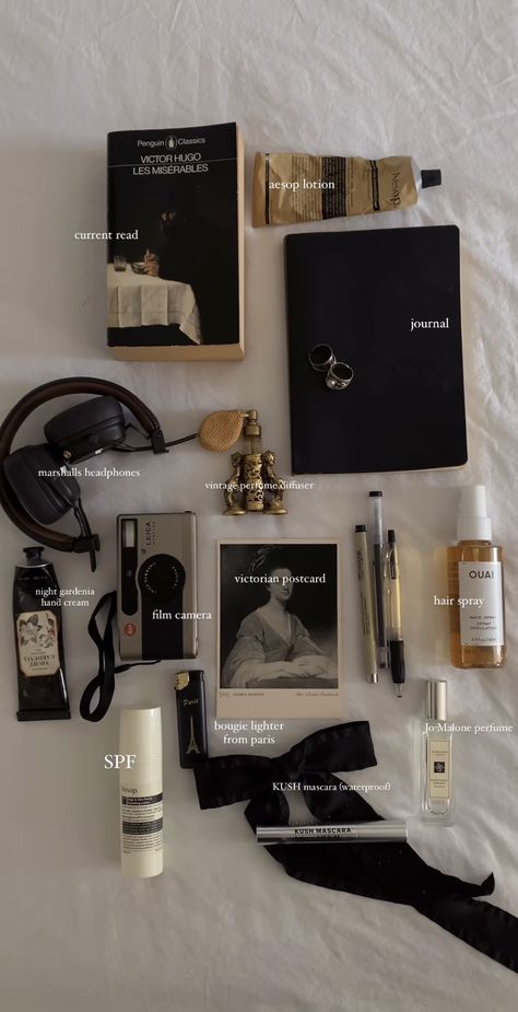 Jo Malone Perfume, Everyday Bag Essentials, Inside My Bag, Fotografi Vintage, Purse Essentials, Mascara Waterproof, Handbag Essentials, روتين العناية بالبشرة, What In My Bag