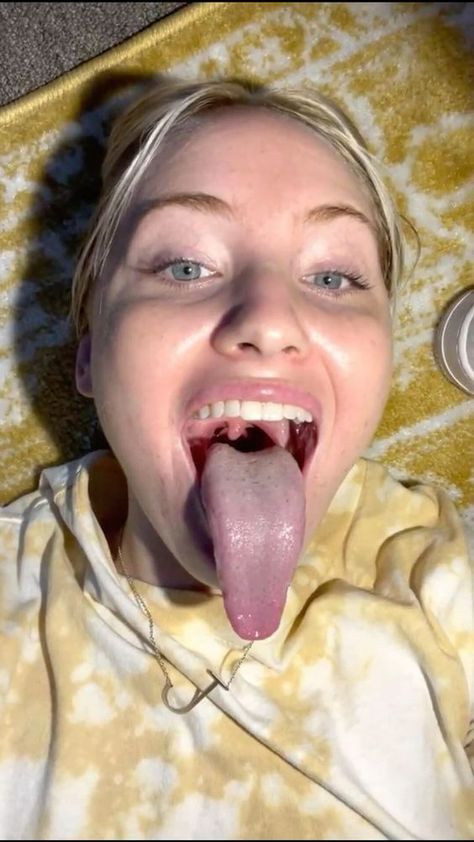 tongue out mouth selfie bff best friends girly aesthetic Mouth With Tongue Out, Tongue Out Aesthetic, Long Tounge, Tongues Out, Girly Selfies, Tongue Out Pose, Anime Tounge Out Face, Tongue Out, Healthy Tongue