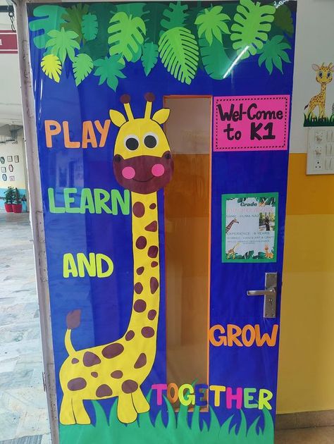 Kindergarten Door, Classroom Door, My Classroom, Decoration Idea, Door Decoration, Kindergarten Activities, Classroom Decor, Door Decorations, Kindergarten